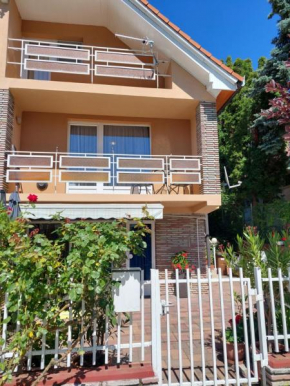 Gyöngyi Apartman, Balatonszárszó